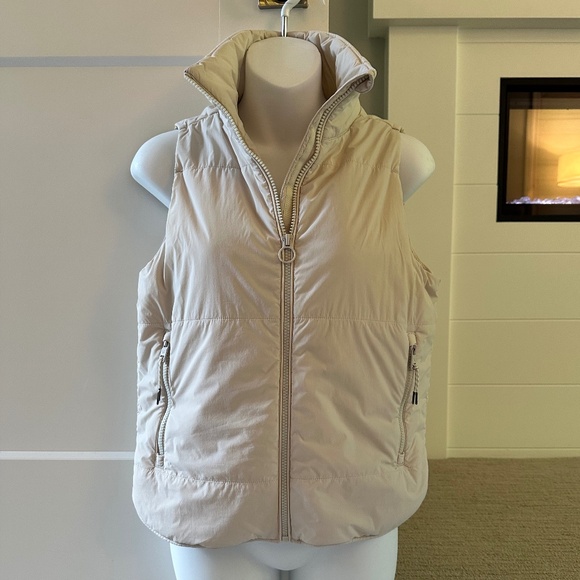 Vuori Jackets & Blazers - VUORI Chic Cream Pop Collar Puffy Vest Sz XS